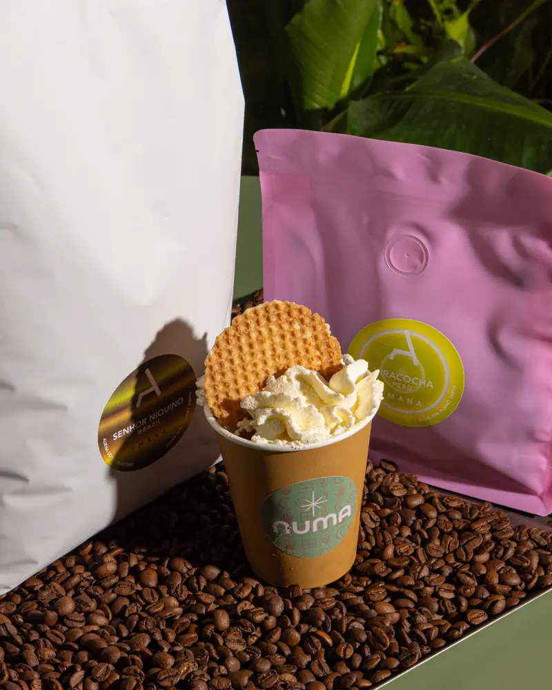 Coppetta Numa con gelato, panna montata e cialda
